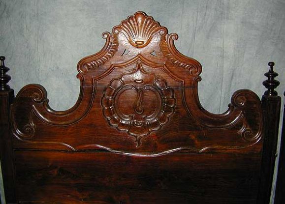 Early 19th century Portuguese rosewood single bed with claw and ball feet in the Rococo style.
