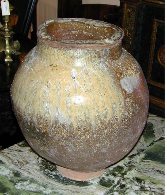 A beautiful rare large stoneware Tamba ware storage jar, Muromachi period (15th-16th century).
The large ovoid jar with sloping shoulders and a wide mouth, the body a light reddish-brown with a natural ash-glaze on the neck and shoulders and