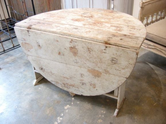 Gate leg table