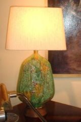 CERAMIC YELLOW AND GREEN A RELIEF TABL E LAMP
