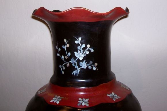 Große asiatische Vase mit Perlmutt-Intarsien aus Papiermaché (20. Jahrhundert)