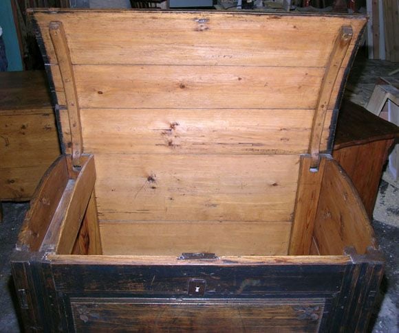 Large 18th Century Dowry Chest In Good Condition In Los Angeles, CA