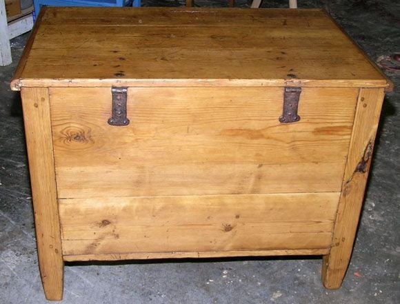 Antique Hope Chest, Blanket Box or Dowry Chest In Good Condition In Los Angeles, CA