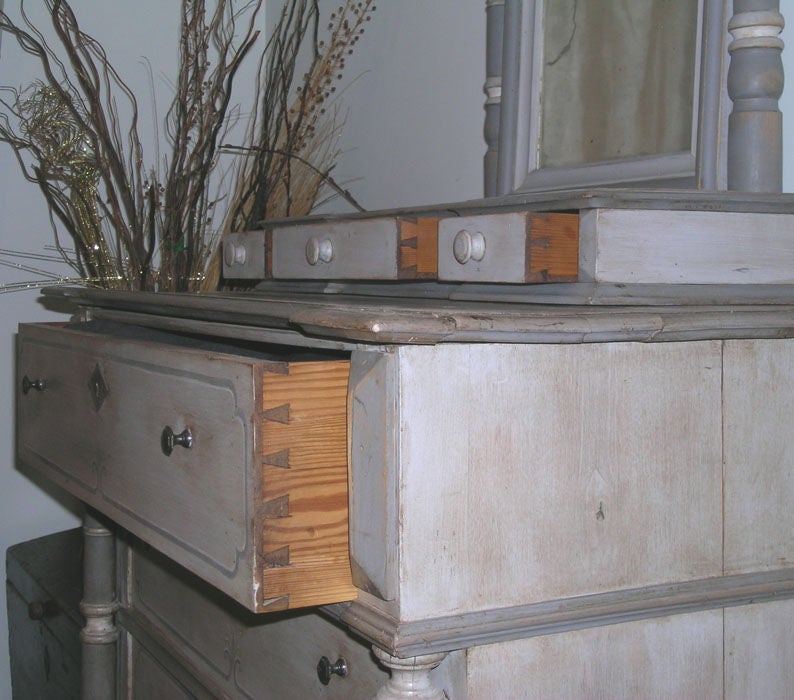 Antique Vanity Dresser in Gustavian Style In Excellent Condition For Sale In Los Angeles, CA