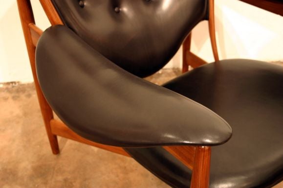 Walnut and Leather Chieftain chair by Finn Juhl for Baker In Excellent Condition In West Hollywood, CA