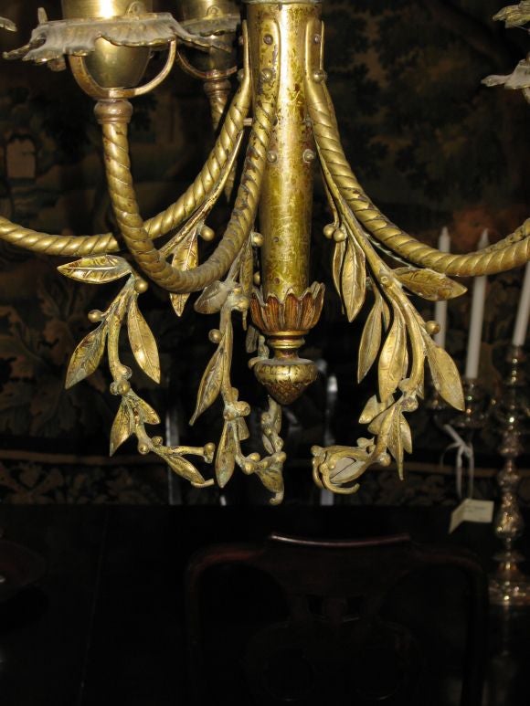 AN UNUSUAL 5 LIGHT BRONZE CHANDELIER FINELY CAST WITH FOLIATE DECORATIVE ELEMENTS.