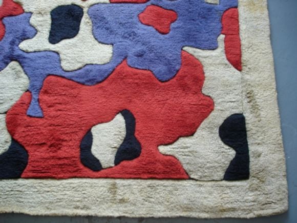A SCULPTED WOOL RUG IN THE MANNER OF EDWARD FIELDS