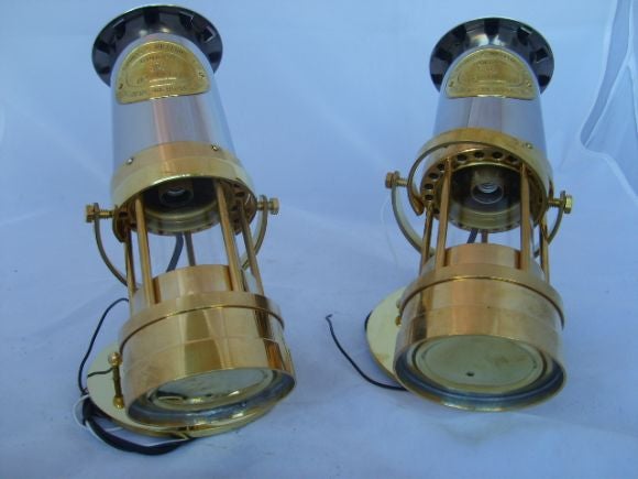 A beautifully crafted pair of kerosene lamps with wall mount (diameter 5