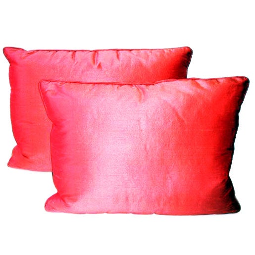 A PAIR OF MAGENTA SILK TAFFETA PILLOWS For Sale