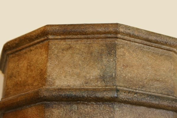 A HANDSOME ARTS AND CRAFTS STYLE FAUX STONE WALL BRACKET