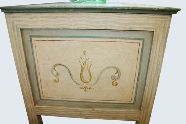 A HANDSOME ITALIAN NEOCLASSIC AGE PAINTED COMMODE