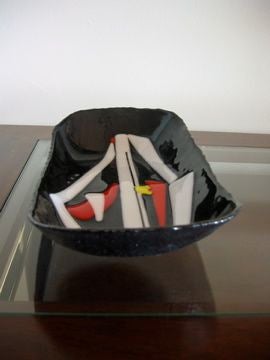 Moderne Vintage Mod Fused Glass Rectangular Bowl Noir, Rouge, Blanc, Jaune en vente