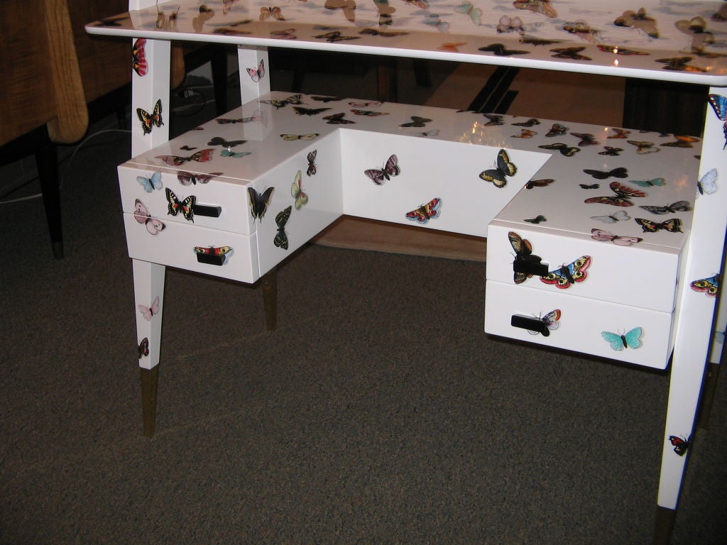 A stunning ladies writing desk / dressing table featuring a double tiered body with flaring front legs, each with high brass sabots and a kneehole area surronded by four drawers. The desk is decorated in pattern 