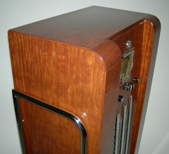 Mid-20th Century John Vassos Designed RCA Radio