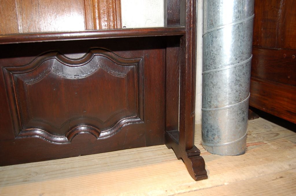 Early 19th century vaisellier oak top.
(Book shelf, plate rack, partition).

Measures: 66'' W x 44''H x 3.5'' D.
