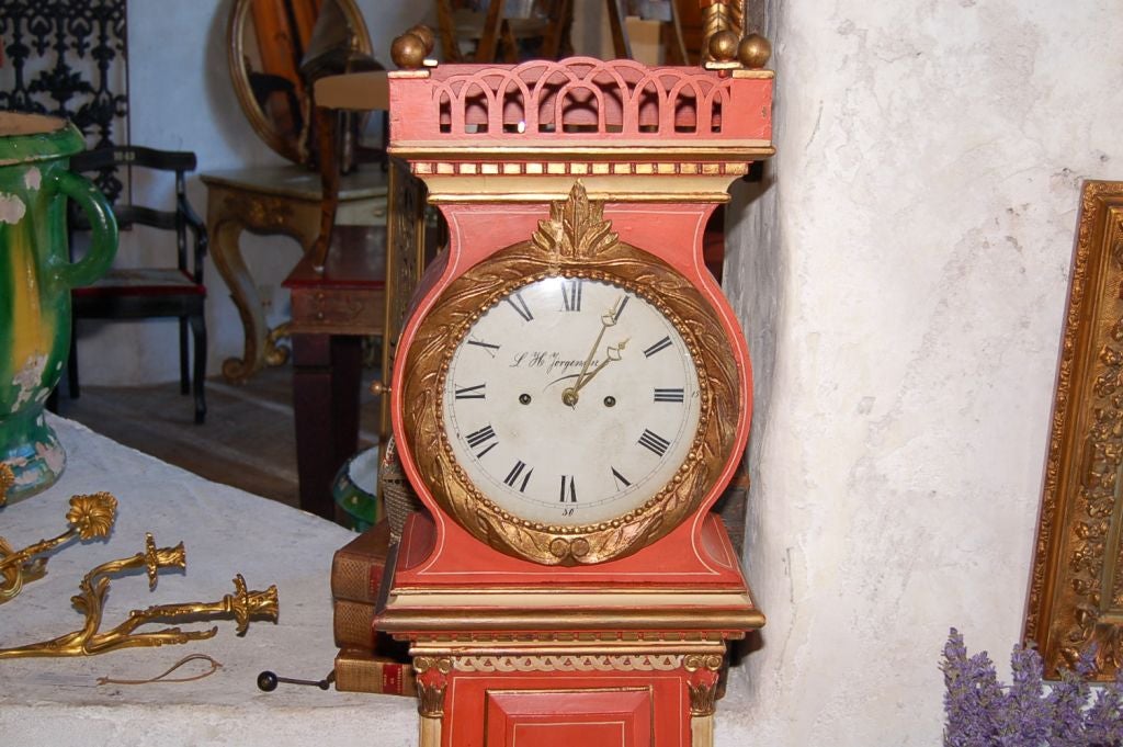 Standuhr Bornholm Grandfather Clock aus Dänemark. Circa 1790. Originalanstrich und -verglasung. Überholt 1988 durch den Königlichen Uhrmachermeister in Kopenhagen. Zifferblatt Signiert LH Jorgensen. 7Tage-Stundenschlag<br />
82''h x 18,5''b x 10''d