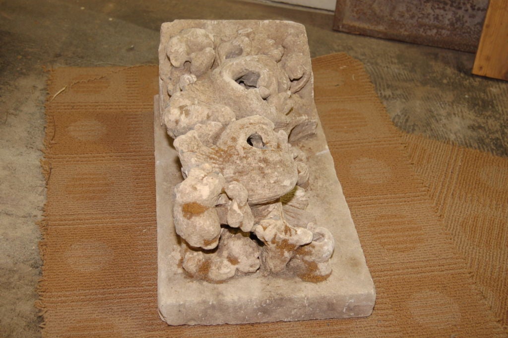 18th-early 19th century limestone carving from France.

Dimension: 21