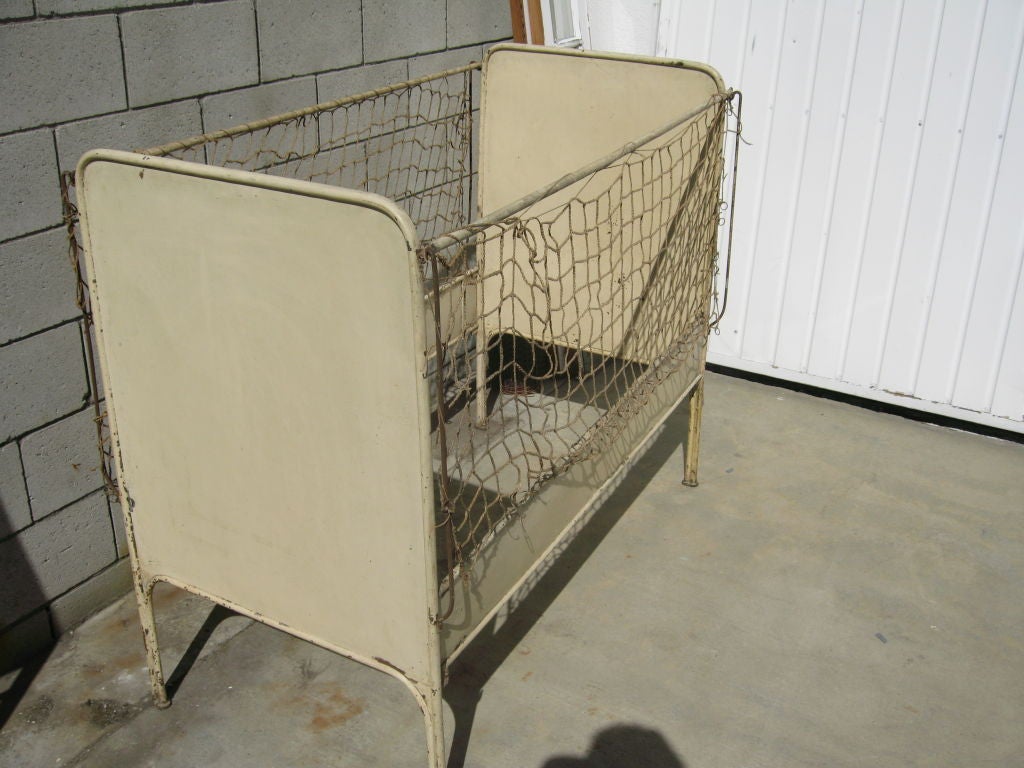 Arte -Povera kids bed