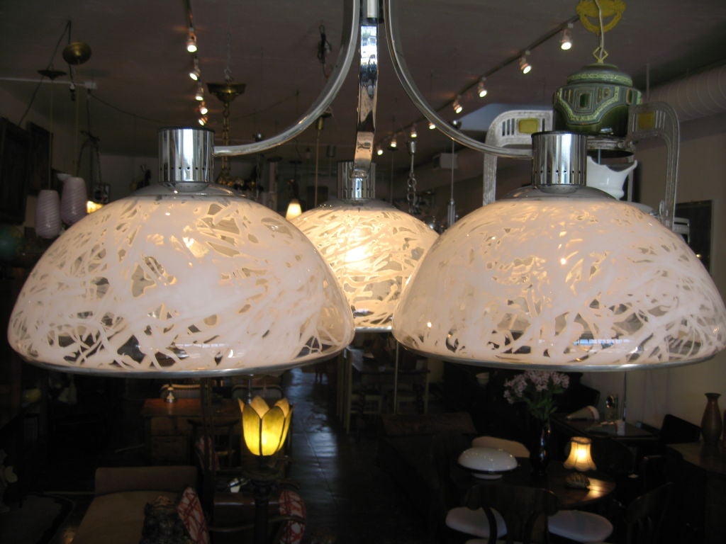 Grande lampadario italiano con tre grandi paralumi in vetro di S. T. L. per Lamperti.