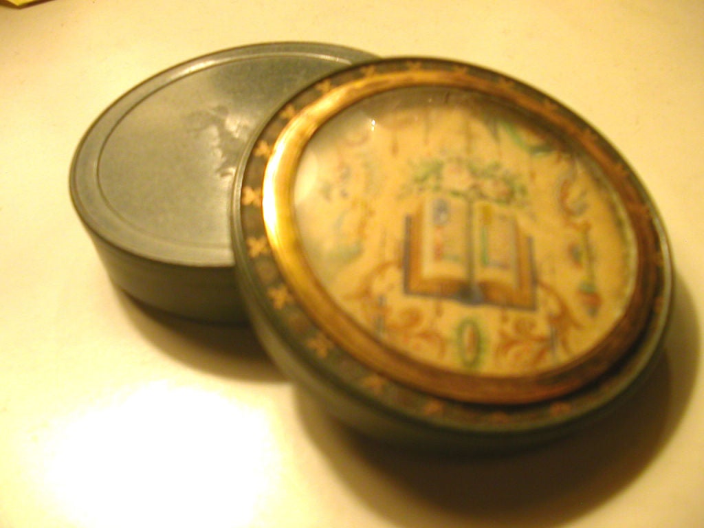CONTINENTAL 19TH CENTURY BOX WITH TORTOISE SHELL INTERIOR