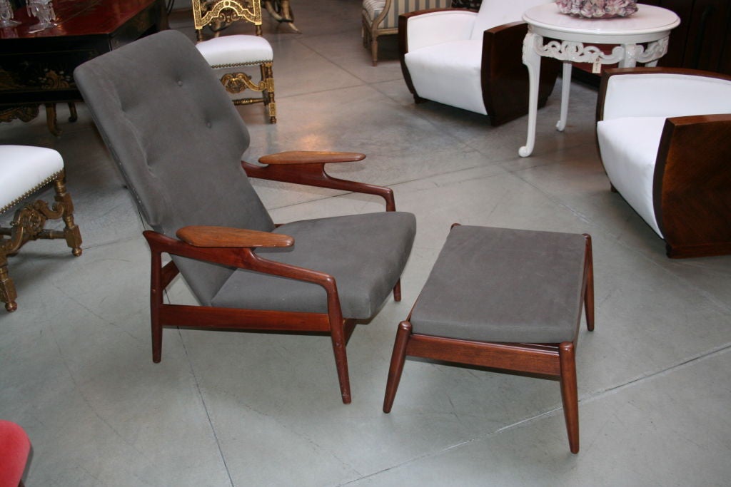 Beautiful 50's Finn Juhl reclining armchair with ottoman upholstered with textured fabric in charcoal color. The chair dimensions are listed below; the dimensions of the ottoman are HxWxD = 15
