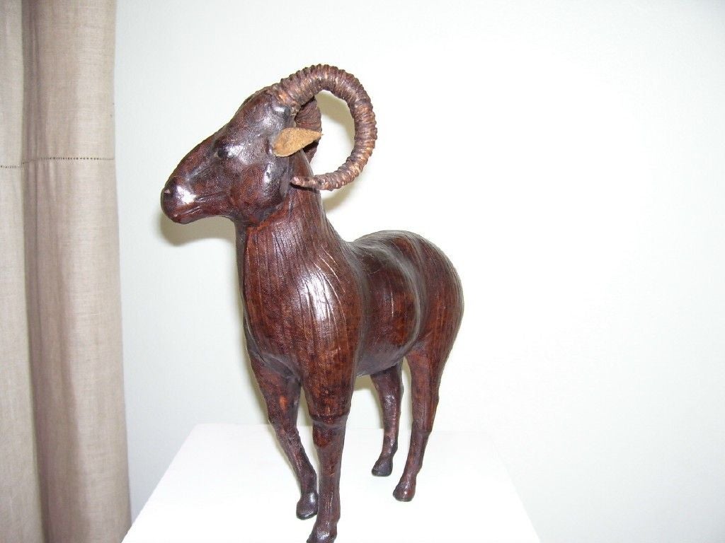 HAND MADE LEATHER RAM. THE DETAILS AND PROPORTIONS<br />
ARE OUTSTANDING.