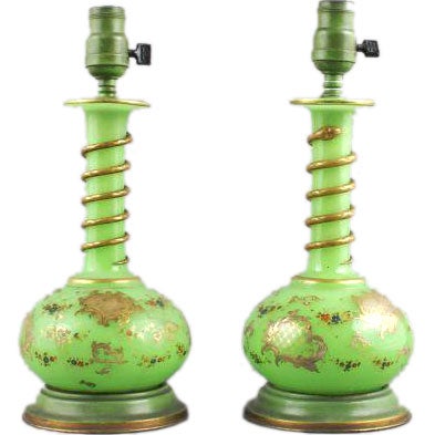 Paire de vases en verre vert appliqués, électrifiés