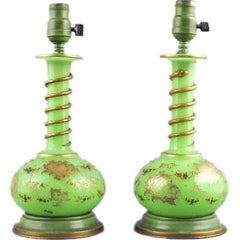 Paire de vases en verre vert appliqués, électrifiés