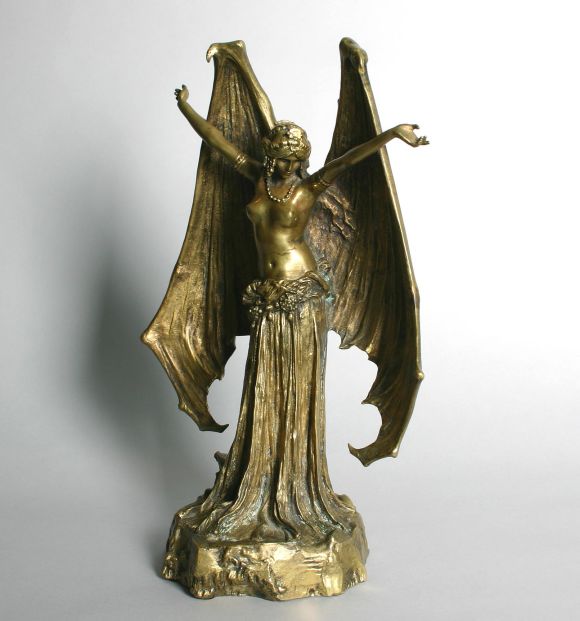 20ième siècle Bronze Art Nouveau « Batwoman » d'Agathon Leonard