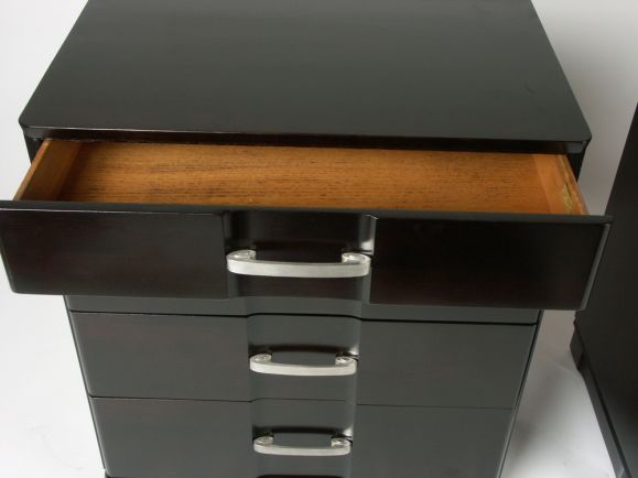 Americano Coppia di cassettiere degli anni '40 con ferramenta a volute placcate in argento in vendita