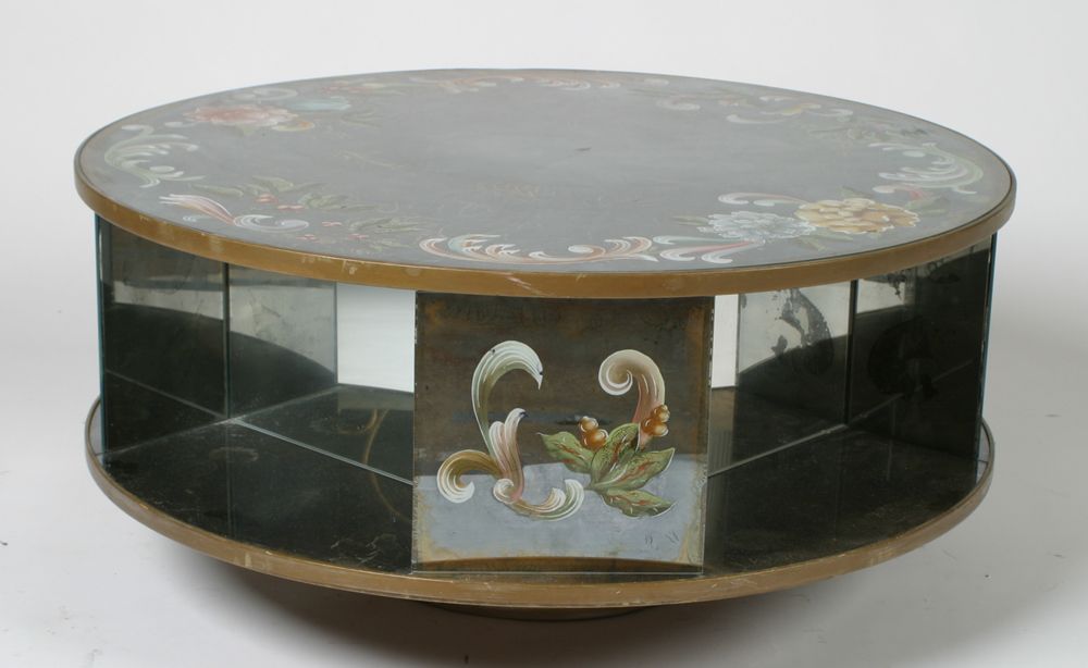 Drehbarer Cocktailtisch aus Églomisé, goldene Verzierungen und ein eingelassener Sockel verleihen dem Tisch einen schwebenden Effekt.