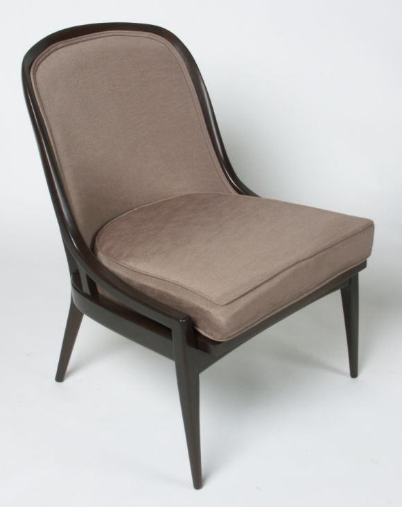 Ein Paar elegante Baker Furniture Sessel mit abgerundeter Rückenlehne und dunklem Walnussrahmen und kakaofarbenem Stoff, neu gepolstert.