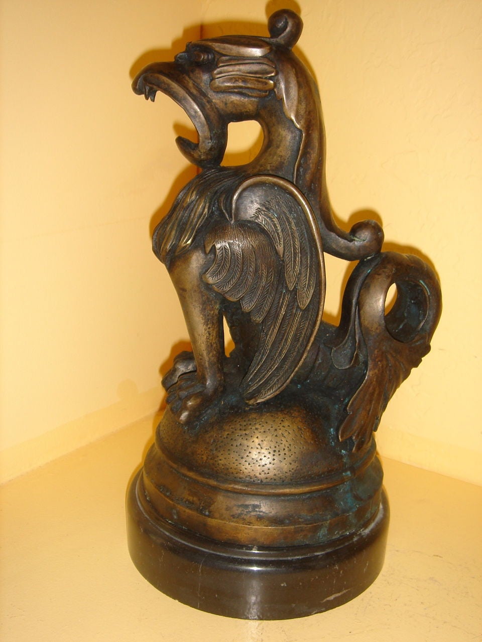 Well done, bronze Griffin with great detail