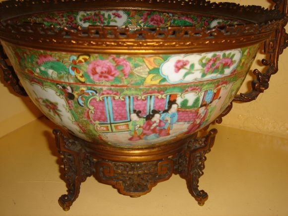 Chinese Rose Medallion Bowl In Excellent Condition In Sarasota, FL