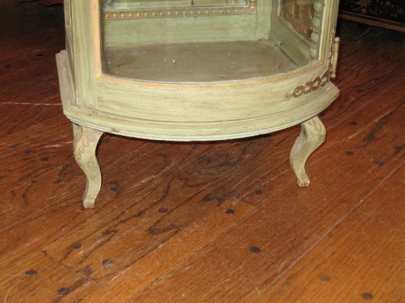 French Curio  with Curved Glass Front and Mirrored Back For Sale 4