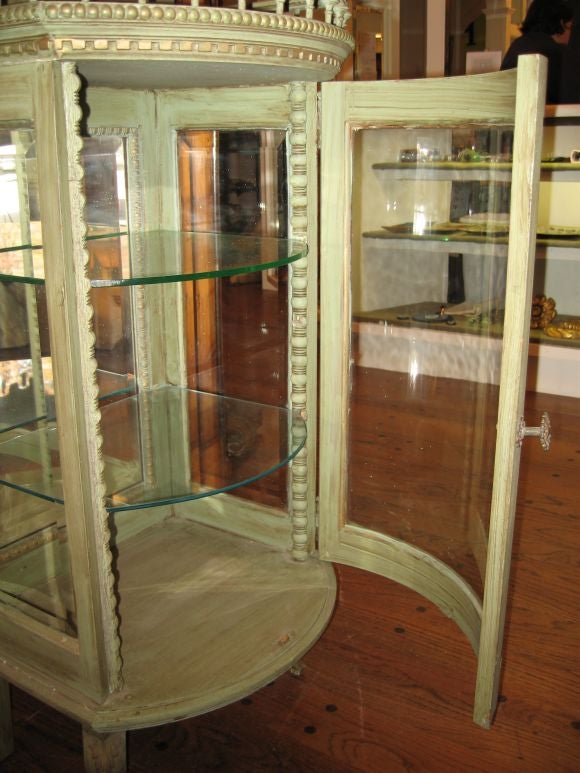 French Curio  with Curved Glass Front and Mirrored Back For Sale 3