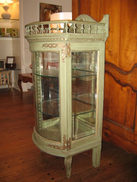French Curio  with Curved Glass Front and Mirrored Back For Sale 2