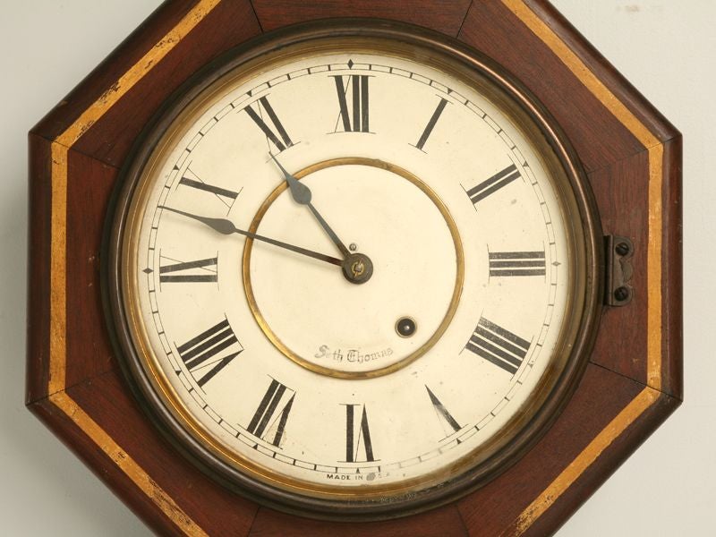Mahagoni Seth Thomas Schule Uhr mit Vergoldung entlang der Kante. Der Außenanstrich ist original. Die Uhr ist in perfektem Zustand.