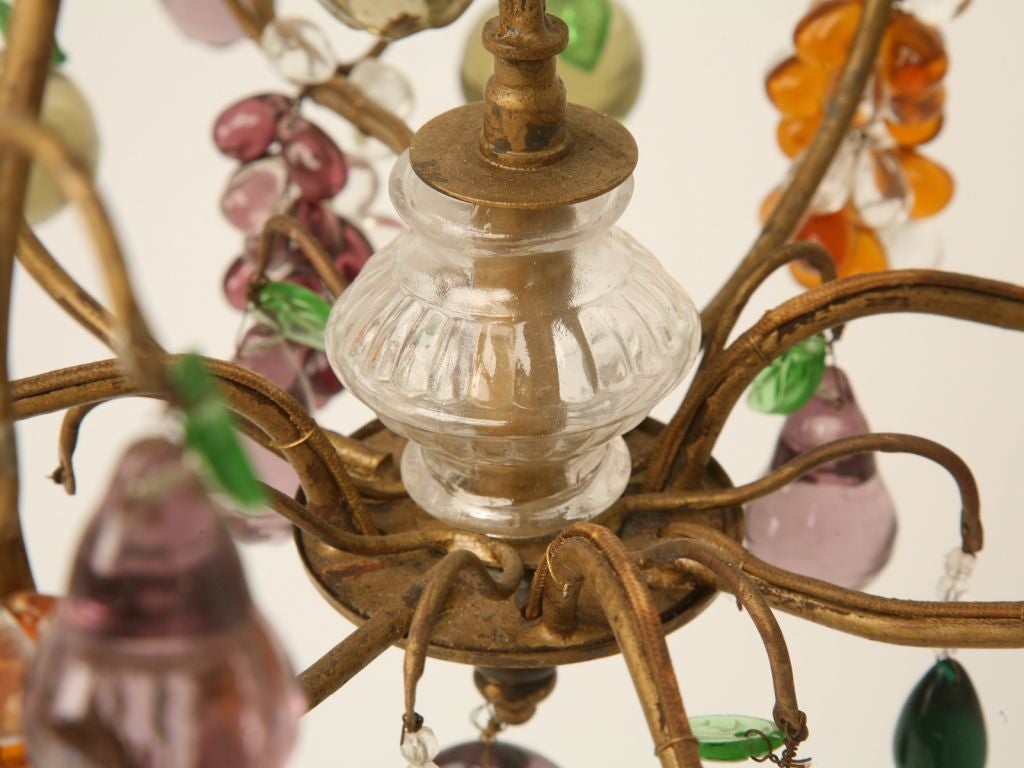 Lustre à fruits à quatre lumières en cristal, circa 1920, de Chantilly. Bon état - En vente à Chicago, IL