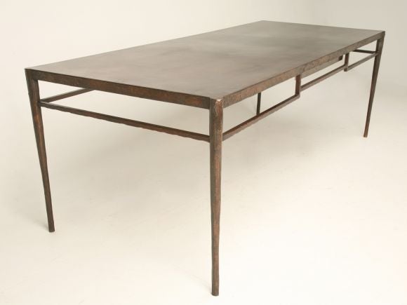 Maßgefertigter Schreibtisch oder Esstisch aus massiver Bronze, inspiriert von Giacometti und gebaut nach Ihren genauen Spezifikationen und Maßen. Jeder von Giacometti inspirierte Bronze-Schreibtisch oder Esszimmertisch wird in Handarbeit hergestellt