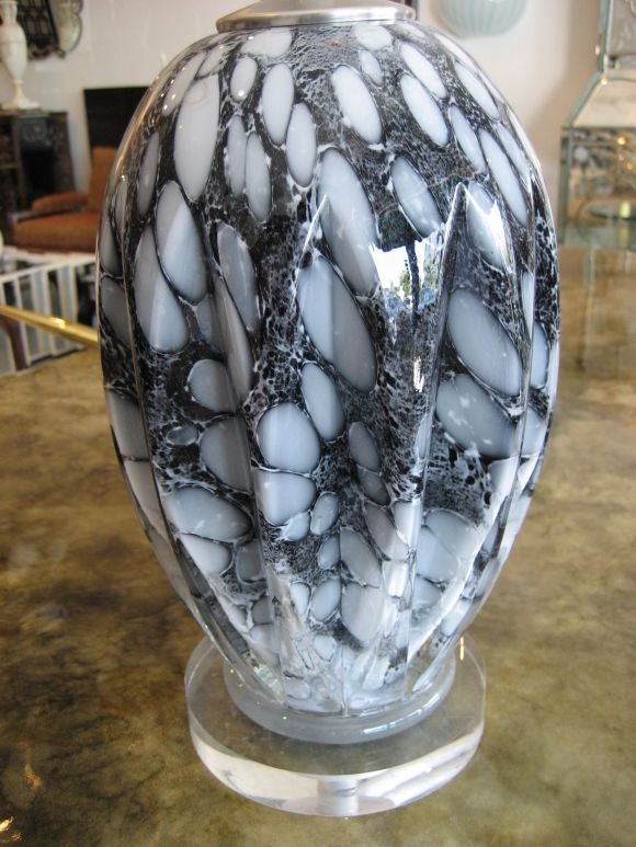 Single black and white murano glass lamp