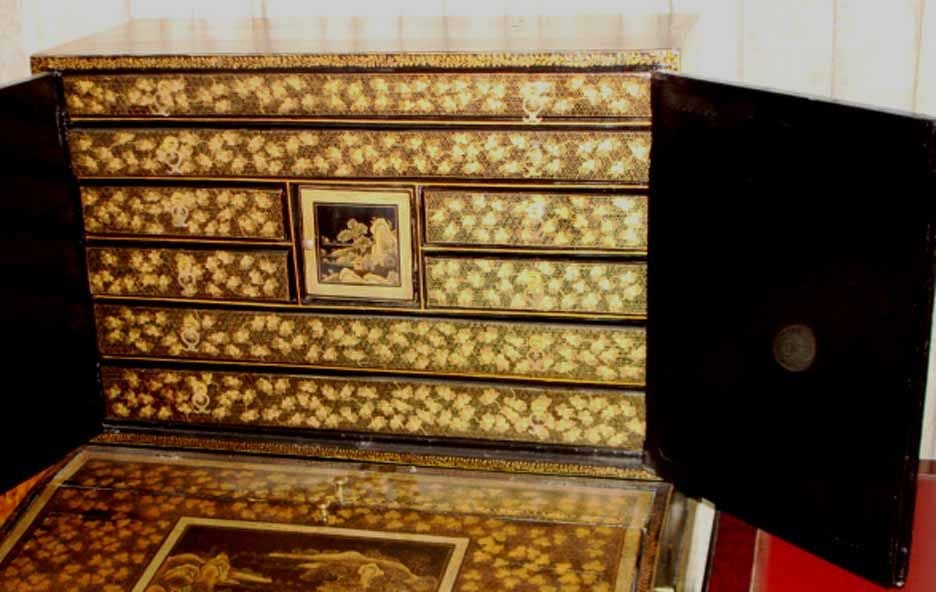 Elegant Chinese Export Lacquer Cabinet/Desk, Circa 1800 1