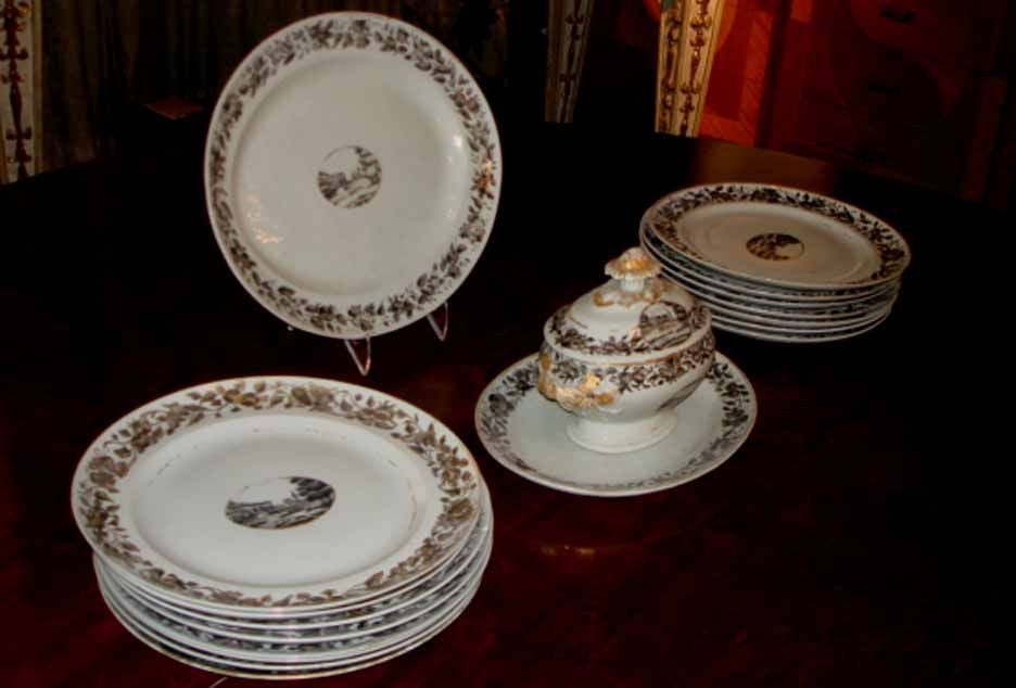 Chic Chinese Export Grisaille Dinner Service, circa 1800 In Good Condition In New York, NY