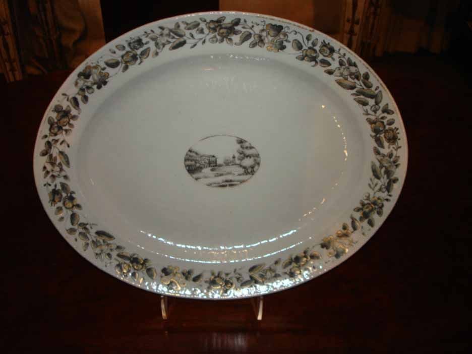 Chic Chinese Export Grisaille Dinner Service, circa 1800 1