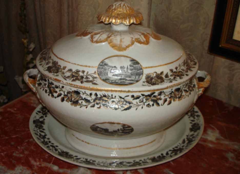 Chic Chinese Export Grisaille Dinner Service, circa 1800 2