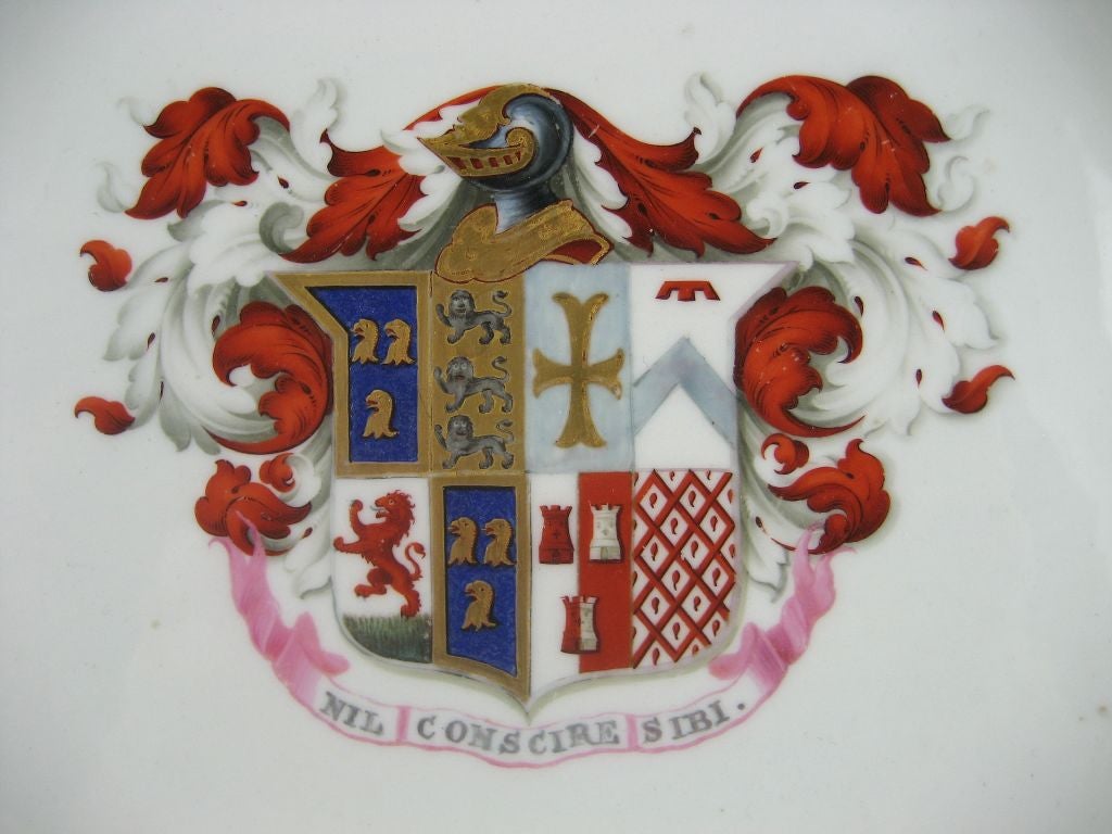 An well-crafted dinner plate by Chamberlain's Worcester Porcelain,  bearing a full armorial crest, possibly of the Hatton family based on the motto written below the armorial: 