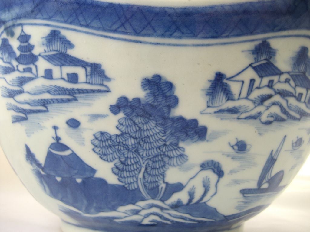 Chinese Blue & White Porcelain Salad Bowl, c. 1780 For Sale 1