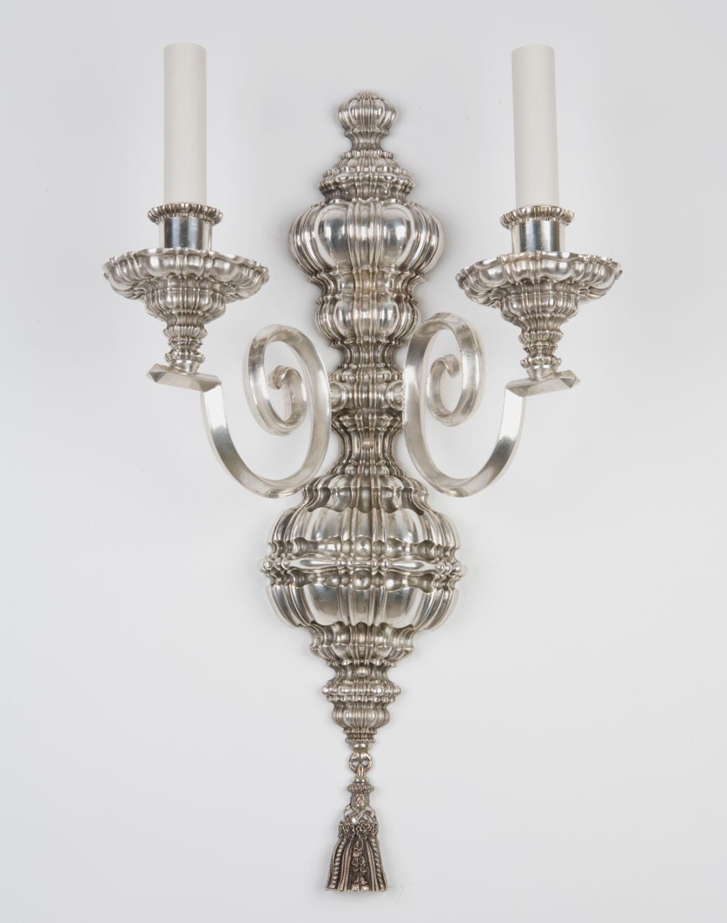 AIS2411

A pair of double light sconces in their original silver finish having deeply figured gathered-drapery waxpans and backplates and scrolling diamond-section arms. By the New York maker E. F. Caldwell.

Backplate: 21