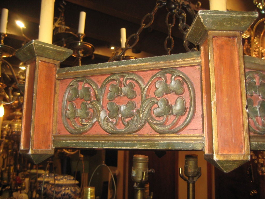 Coppia di lampadari a otto luci in legno intagliato inglese del 1940 circa con finitura dipinta. Venduto singolarmente.

Misure
Altezza: 32