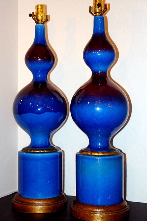 Pareja de grandes lámparas de sobremesa italianas de porcelana vidriada azul de finales de la década de 1940, con detalles dorados.

Medidas:
Altura del cuerpo 26.5